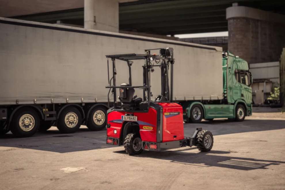 PALFINGER Launches Innovative Middle-Seat Truck-Mounted Forklift: The FLM 25